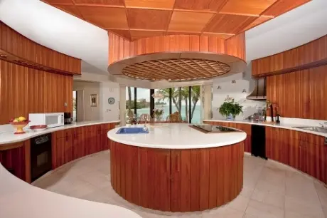 Mobilier de bucătărie rotund cu linii curbate moderne